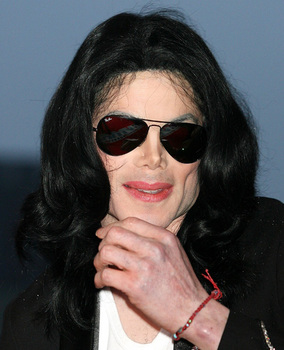 Michael-Jackson-and-his-Ray-Ban-3025-Aviator-sunglass.jpg